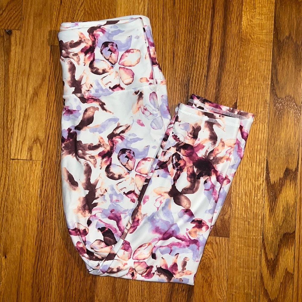 Patterned athletic leggings